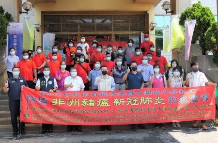 1100915-移民署與行政院南部聯合服務中心、高雄市政府海洋局以及本會關懷外籍船員並宣導防堵非洲豬瘟及新冠肺炎